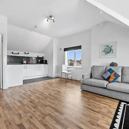 Comfort Ideal For Work And Study With Street Parking Leeds (West Yorkshire)
